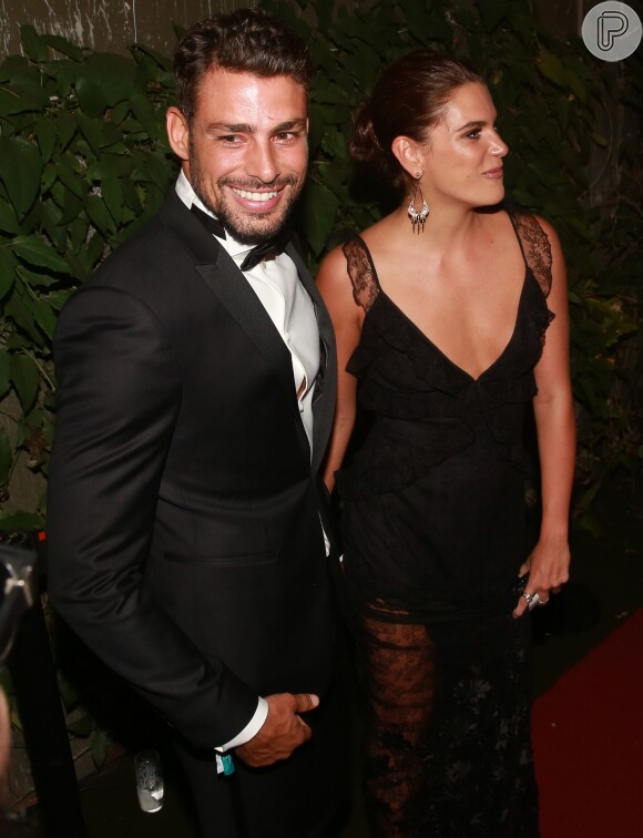 Cauã Reymond apareceu pela primeira vez em público com a nova namorada, Mariana Goldfarb, no baile da amfAR, nesta sexta-feira, 15 de abril de 2016
