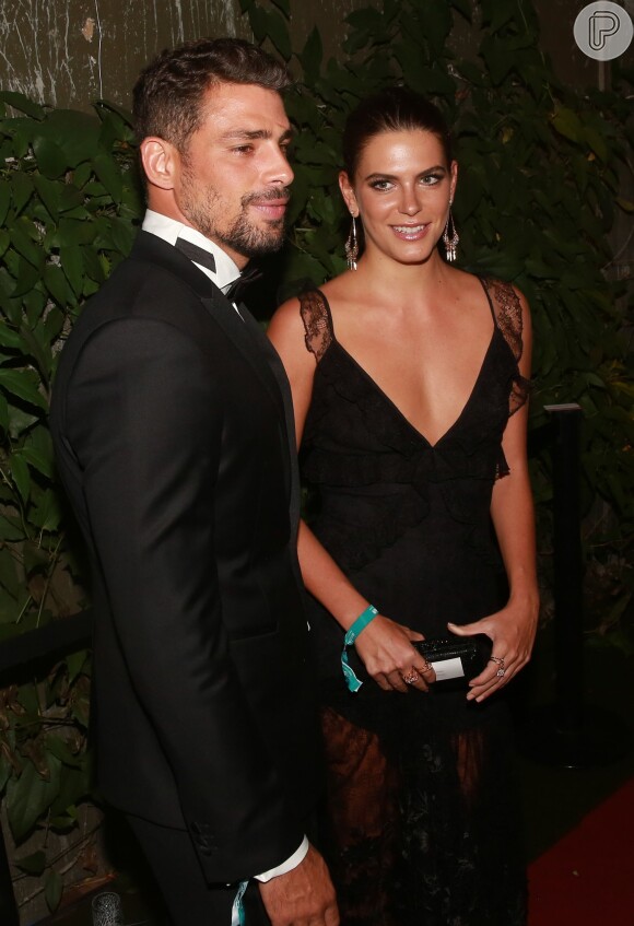 Cauã Reymond apareceu pela primeira vez em público com a nova namorada, Mariana Goldfarb, no baile da amfAR, nesta sexta-feira, 15 de abril de 2016