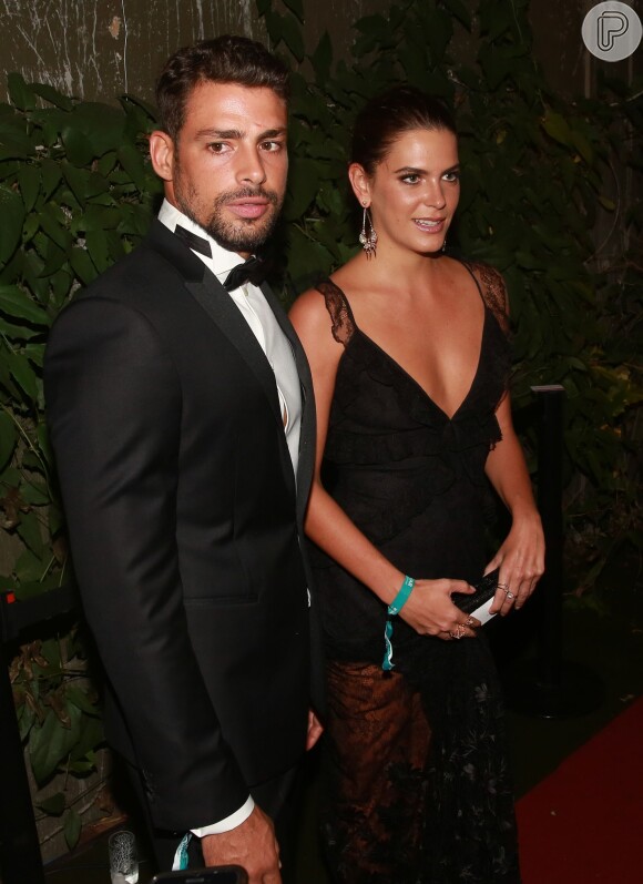 Cauã Reymond apareceu pela primeira vez em público com a nova namorada, Mariana Goldfarb, no baile da amfAR, nesta sexta-feira, 15 de abril de 2016