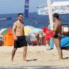 Rodrigo Hilbert relaxa jogando vôlei na praia