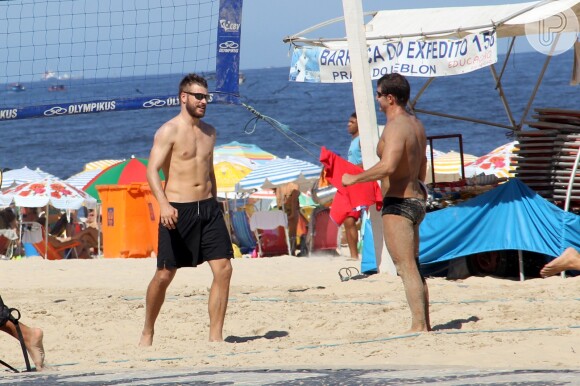 Rodrigo Hilbert relaxa jogando vôlei na praia