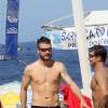 Rodrigo Hilbert se refresca no mar após jogar vôlei em praia carioca no fim da tarde deste sábado, 16 de abril