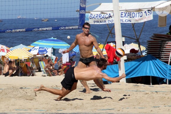 Rodrigo Hilbert mostra talento em partida de vôlei de praia