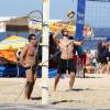 Rodrigo Hilbert se refresca no mar após jogar vôlei em praia carioca no fim da tarde deste sábado, 16 de abril
