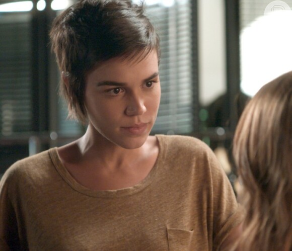 Leila (Carla Salle) se defende das acusações e chama Eliza (Marina Ruy Barbosa) de sonsa, na novela 'Totalmente Demais'