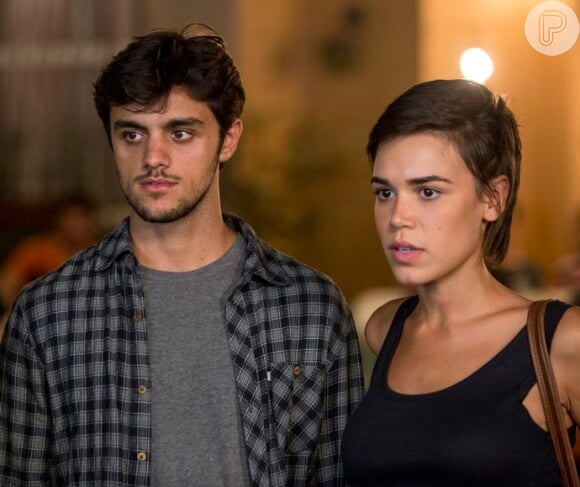 Jonatas (Felipe Simas) defende Leila (Carla Salle) para Eliza (Marina Ruy Barbosa), na novela 'Totalmente Demais'