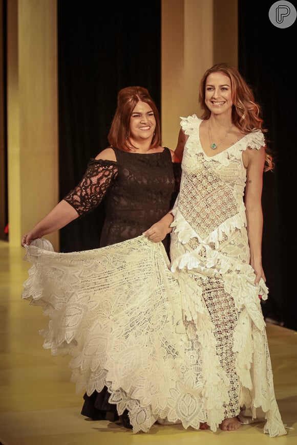 Luana Piovani com a estilista Martha Medeiros no evento Casamoda Noivas, em São Paulo, no sábado (16)