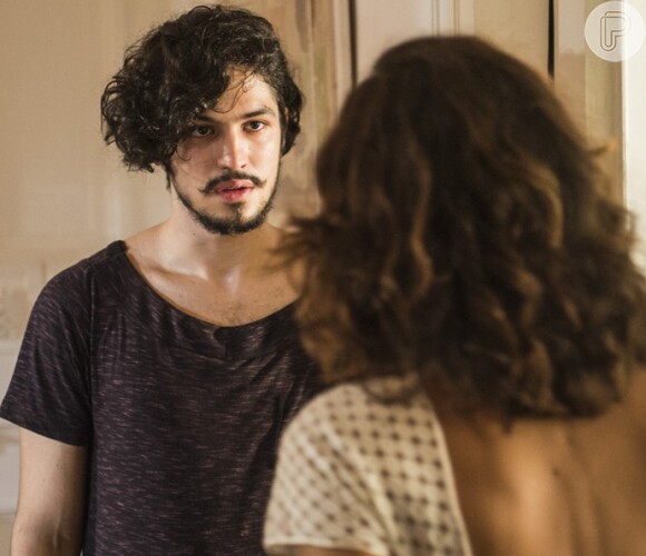 Em 'Velho Chico', Tereza (Camila Pitanga) defende o marido, dizendo ser um homem bom, mas Miguel (Gabriel Leone) está triste demais e desabafa com sua mãe: 'Sempre senti nele uma coisa obscura'x