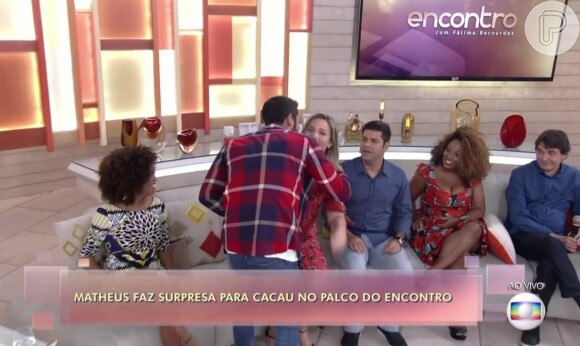 Matheus, do 'BBB16', surpreendeu Cacau ao beijá-la no rosto durante o 'Encontro com Fátima Bernardes' na última semana