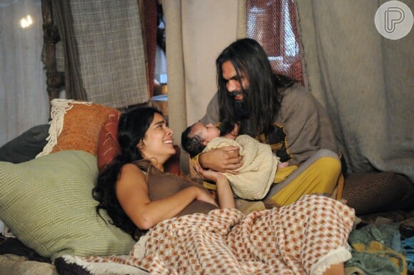 Abigail (Bianka Fernandes) dá à luz para emoção dela e de Zelofeade (Felipe Cardoso), na novela 'Os Dez Mandamentos - Nova Temporada', na quarta-feira, 27 de abril de 2016