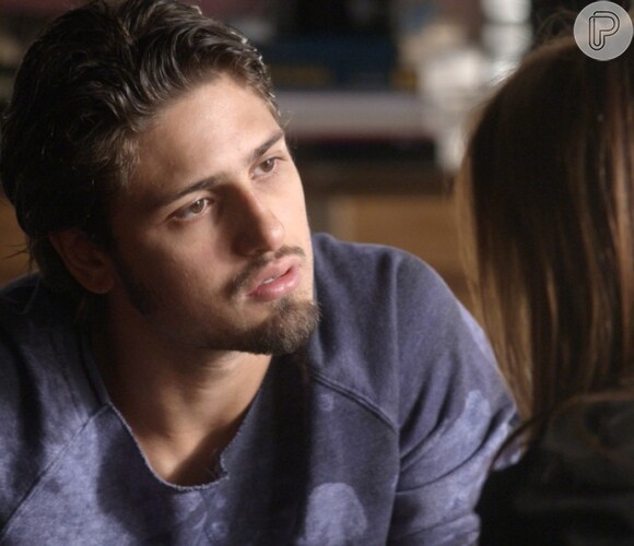Rafael (Daniel Rocha) confronta Lili (Vivianne Pasmanter) e pergunta por que ela se incomodou com as fotos, se terminou com ele, na novela 'Totalmente Demais'