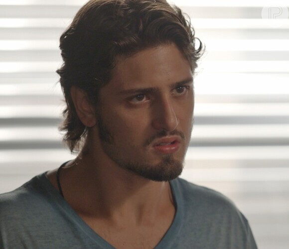 Rafael (Daniel Rocha) impede Lili (Vivianne Pasmanter) de esbofeteá-lo, na novela 'Totalmente Demais', em abril de 2016