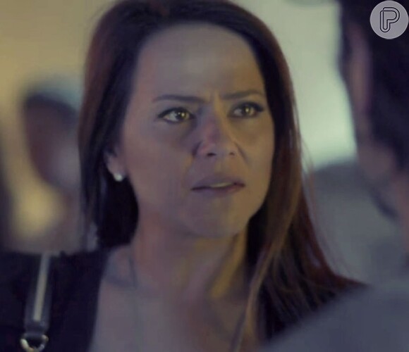 Lili (Vivianne Pasmanter) se enfurece e ofende Rafael (Daniel Rocha), na novela 'Totalmente Demais'