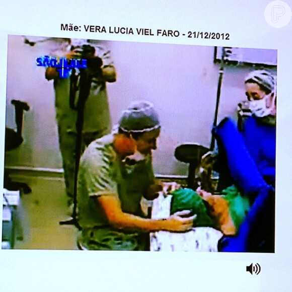 Irmão de Rodrigo Faro publica foto do apresentador na sala de parto dando apoio à mulher, Vera Viel