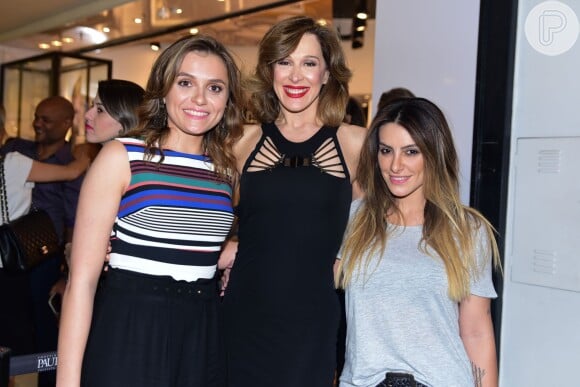 Monica Iozzi, Claudia Raia e Cleo Pires posaram juntas para os fotografos durante o lançamento da coleção de maquiagem de Alê de Souza