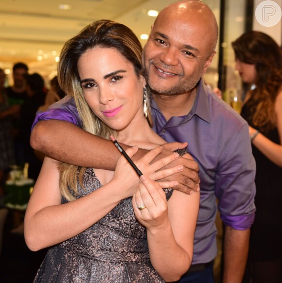 A cantora Wanessa Camargo posou ao lado do maquiador Alê de Souza durante o lançamento de sua coleção de maquiagem