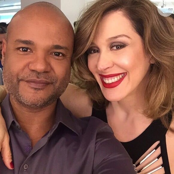 Claudia postou foto com o maquiador Alê de Souza e recebeu elogios dos seguidores: 'Adorei a cor do cabelo'