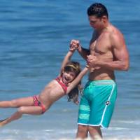 Cauã Reymond se diverte com a filha, Sofia, em dia de praia no Rio. Veja fotos!