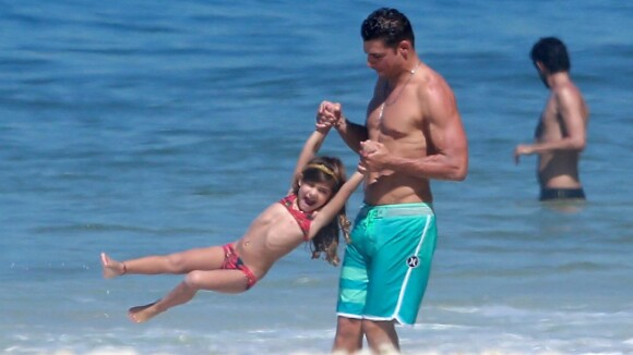 Cauã Reymond se diverte com a filha, Sofia, em dia de praia no Rio. Veja fotos!
