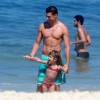 Cauã Reymond brinca com a filha, Sofia, em praia do Rio, nesta terça-feira, 19 de abril de 2016
