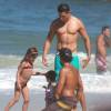 Cauã Reymond brinca com a filha, Sofia, em praia do Rio, nesta terça-feira, 19 de abril de 2016