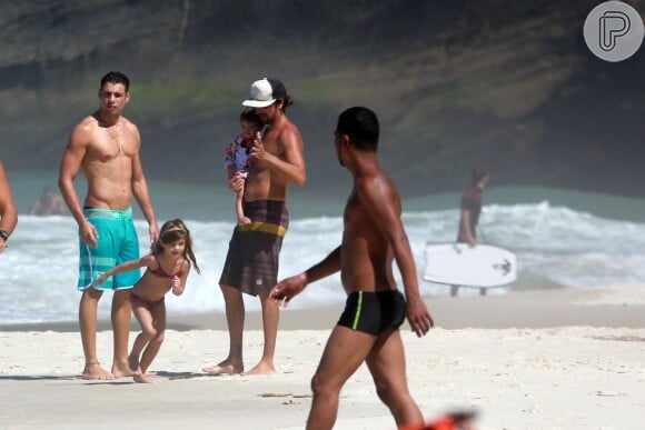 Cauã Reymond e a filha, Sofia, estiveram na praia da Joatinga, no Rio