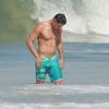 Cauã Reymond mostrou boa forma na praia da Joatinga, no Rio, nesta terça-feira, 19 de abril de 2016