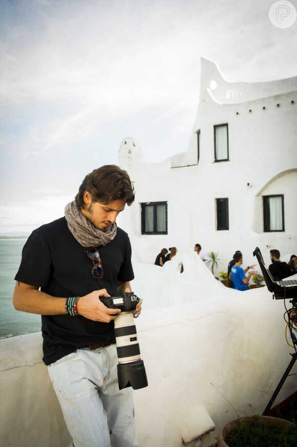 Daniel Rocha interprete o fotógrafo Rafael. Durante a viagem, o seu personagem aparecerá em fotos comprometedoras com a modelo vivida por Marina Ruy Barbosa
