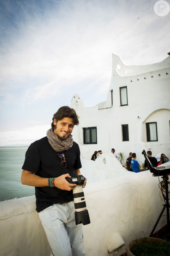 O ator Daniel Rocha posa na Casapueblo, no Uruguai, nos intervalos das gravações