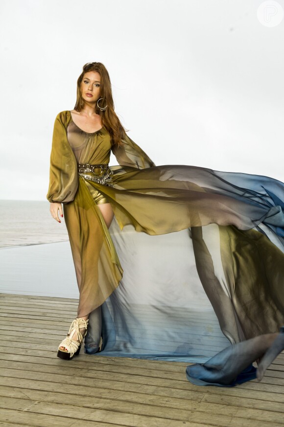 Marina Ruy Barbosa exibe a boa forma e muita elegância com um vestido transparente