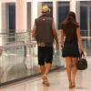 Latino deixa shopping acompanhado de suposto novo affair e amigo do casal