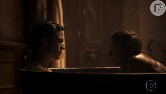 Anita (Joana Solnado) entra na banheira de Rubião (Mateus Solano) e o seduz em 'Liberdade, Liberdade'