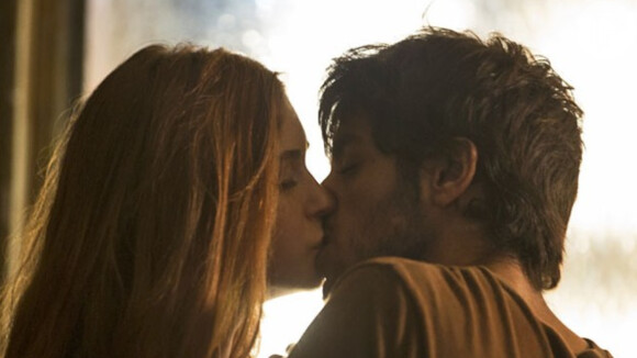 Na novela 'Totalmente Demais', Arthur (Fabio Assunção) se abala ao flagrar beijo de Jonatas (Felipe Simas) em Eliza (Marina Ruy Barbosa)