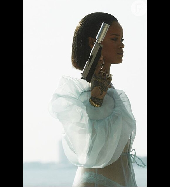 Rihanna sensualizou em uma mansão praiana com uma arma