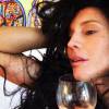 Apresentadora do 'Vídeo Show', Maíra Charken usou a expressão 'Bela, recatada e do lar' em foto na qual aparece usando peruca no estilo de Amy Winehouse e segurando uma taça de vinho