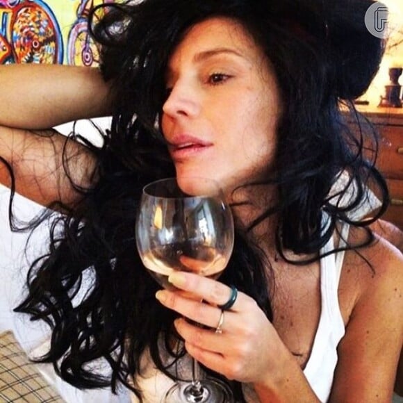 Apresentadora do 'Vídeo Show', Maíra Charken usou a expressão 'Bela, recatada e do lar' em foto na qual aparece usando peruca no estilo de Amy Winehouse e segurando uma taça de vinho