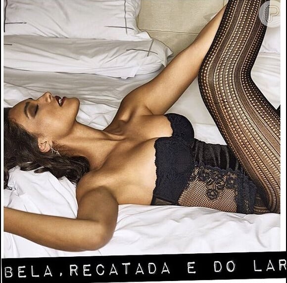 Débora Nascimento apostou na sensualidade para ironizar a definição de 'mulher ideal' dada pela revista 'Veja'. A atriz surgiu deitada em uma cama usando lingerie sexy, com a legenda 'Bela, recatada e do lar'