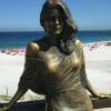 Flávia Alessandra publicou foto da estátua feita em sua homenagem na cidade de Arraial do Cabo, no litoral do Rio: 'Bela, recatada e do lar'