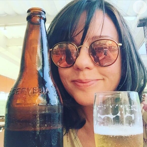 Em outra foto, Gusta Stresser aparece com uma garrafa e um corpo de cerveja. 'Bela, recatada, gelada e do bar', legendou, usando a hashtag #belarecatadaedolar