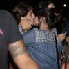 Brenno Leone e Giulia Costa foram clicados aos beijos durante um show no Rio