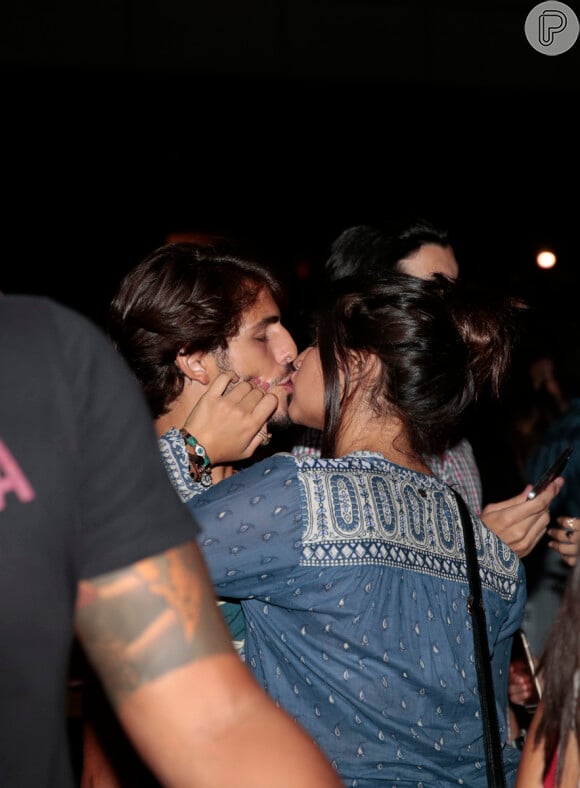 Brenno Leone e Giulia Costa foram clicados aos beijos durante um show no Rio