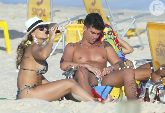 Viviane Araújo toma cerveja em dia de praia com o noivo, Radamés