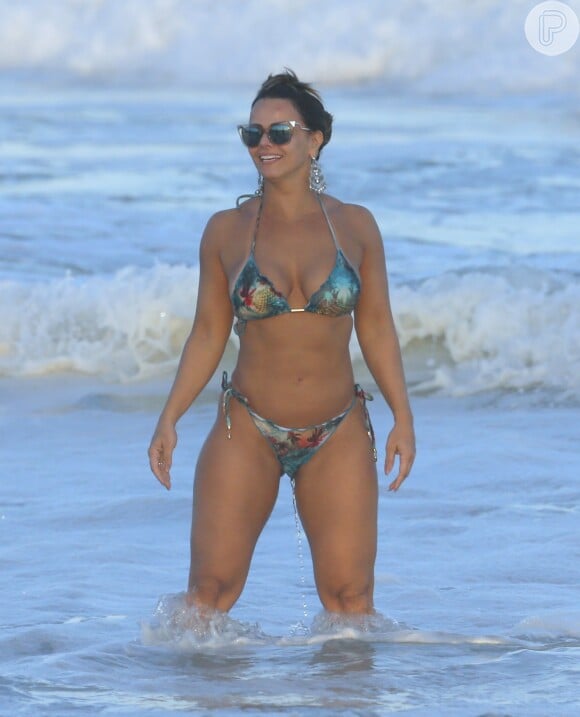 Viviane Araújo mostra boa forma em dia de praia
