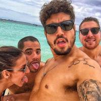 Caio Castro viaja com amigos e se hospeda em casa de R$ 17.650 no Caribe. Fotos!