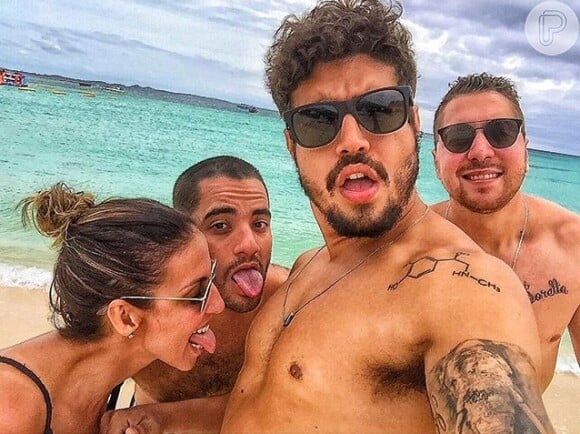 Caio Castro viajou para o Caribe com os amigos e está gastando R$ 17 mil com diárias