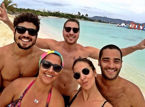 Caio Castro reuniu um grupo de amigos e embarcou para Anguilla, no Caribe