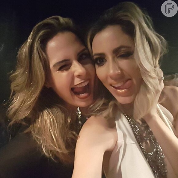 Ana Paula Renault esteve na festa da ex-BBB Fernanda Liberato na noite desta quarta-feira, 20 de abril de 2016