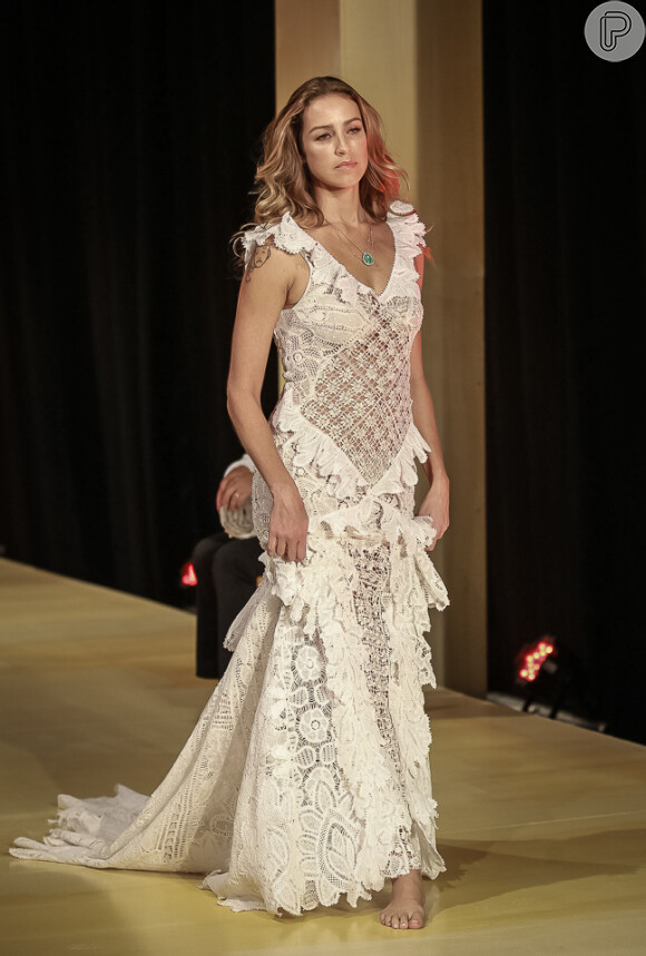 Luana Piovani desfilou com um vestido de noiva rendado, da estilista Martha Medeiros, que deixou sua lingerie à mostra por conta de sua transparência