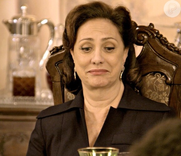 Anastácia (Eliane Giardini) ri ao ver o escargot de Candinho (Sergio Guizé) pular do prato dele e ir parar no cabelo de Sandra (Flávia Alessandra), na novela 'Êta Mundo Bom!'