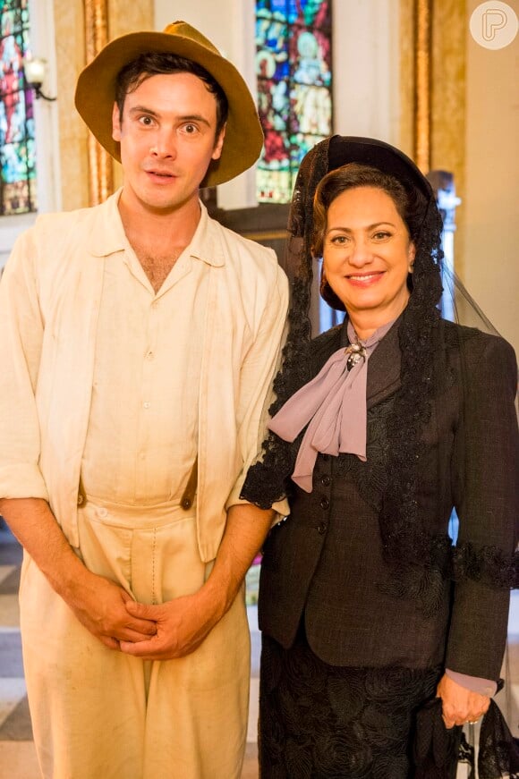 Candinho (Sergio Guizé) encontrou Anastácia (Eliane Giardini), sua mãe, e está morando no palacete da milionária, na novela 'Êta Mundo Bom!'